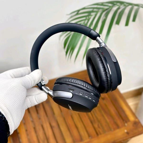 Bose New QuietComfort Ultra Wireless Noise Cancelling Headphones with Spatial Audio, Over-The-Ear Headphones with Mic, Up to 24 Hours of Battery Life, Black & White